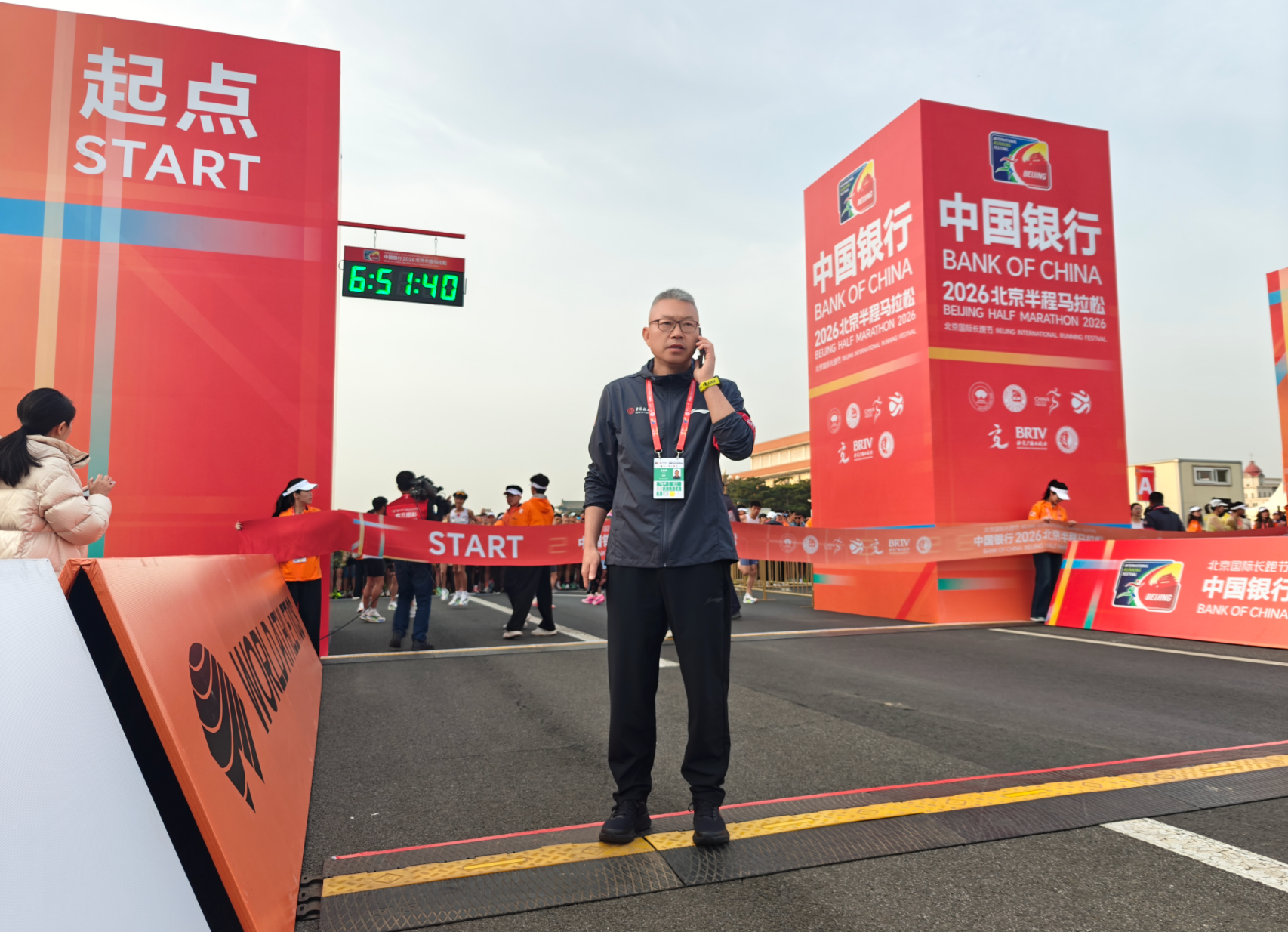 自备饮料裁判、终点主裁，251名裁判守护北京半马