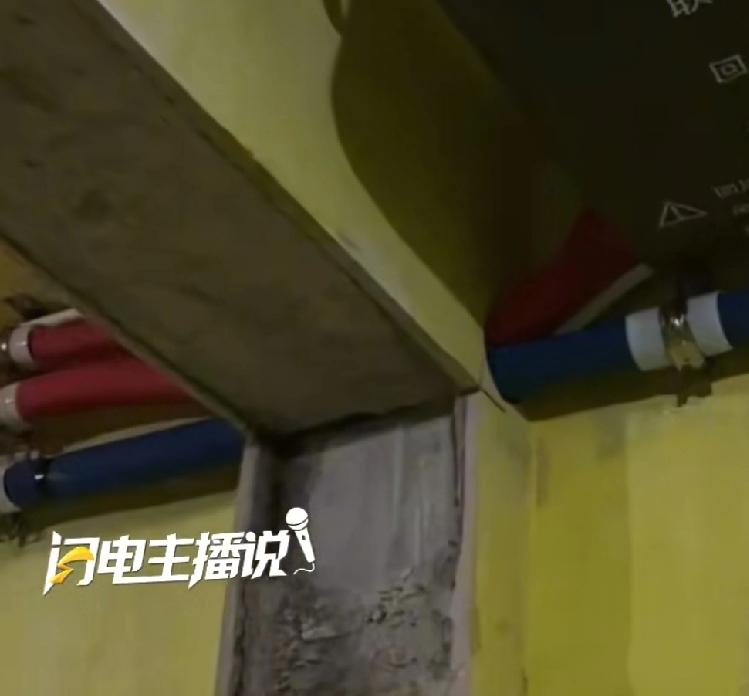 这简直就是暴力安装
银川一位男子选了一款国内比较有名的大品牌中央空调
可是师傅在