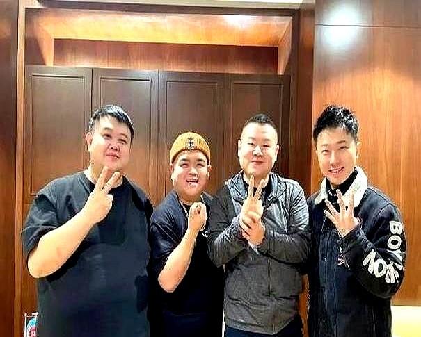 德云社后台照，戴鸭舌帽攥紧拳那位，看了三遍愣是没认出来。

照片里四个人，孙越腆