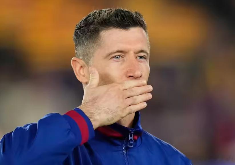 西班牙塞尔电台报道指出:莱万多夫斯基对最近几个月在巴萨受到的待遇感到不满，与巴萨