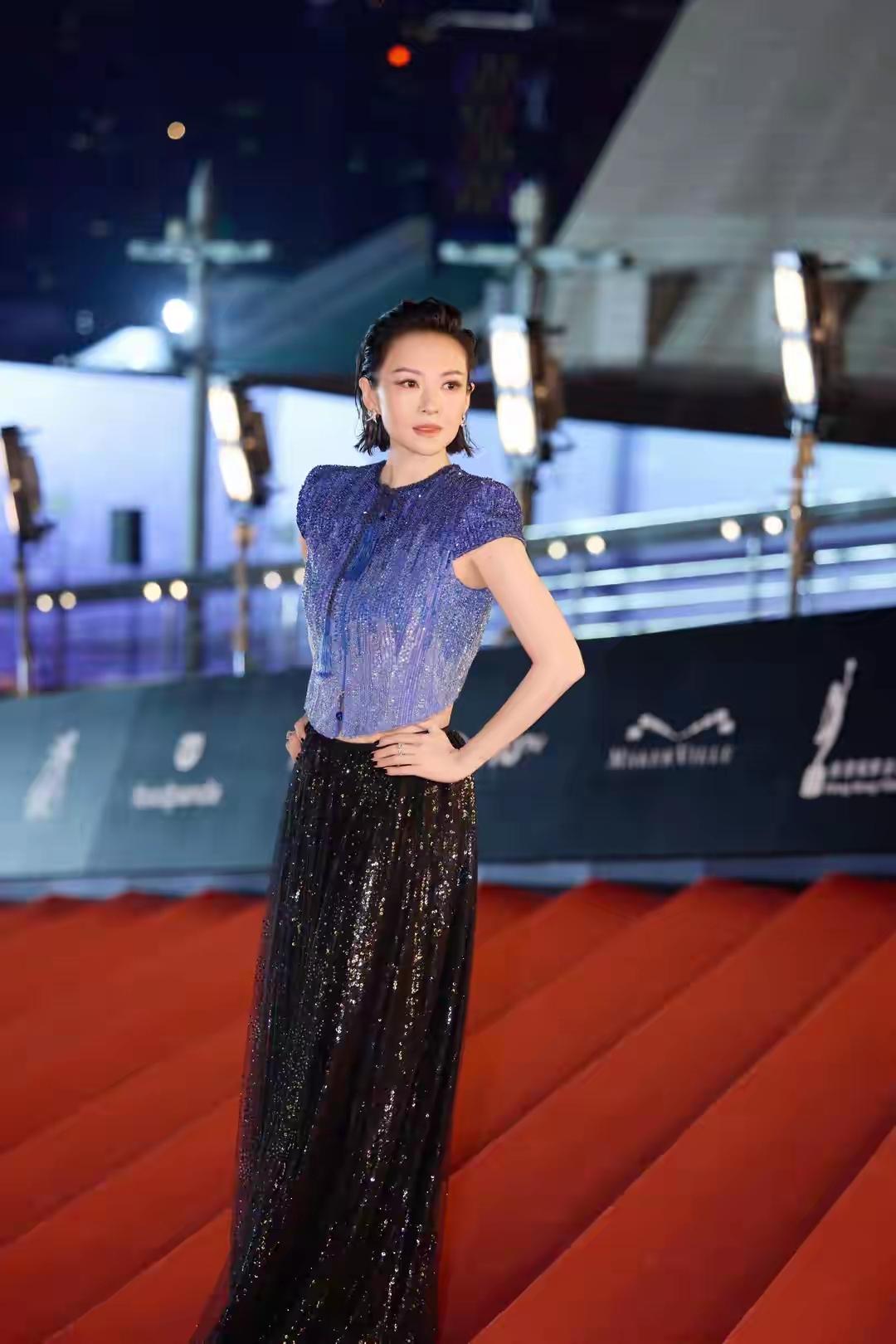 章子怡压轴走了香港金像奖红毯，她穿着阿玛尼露背装，剪了齐耳短发的她，魅力四射，这