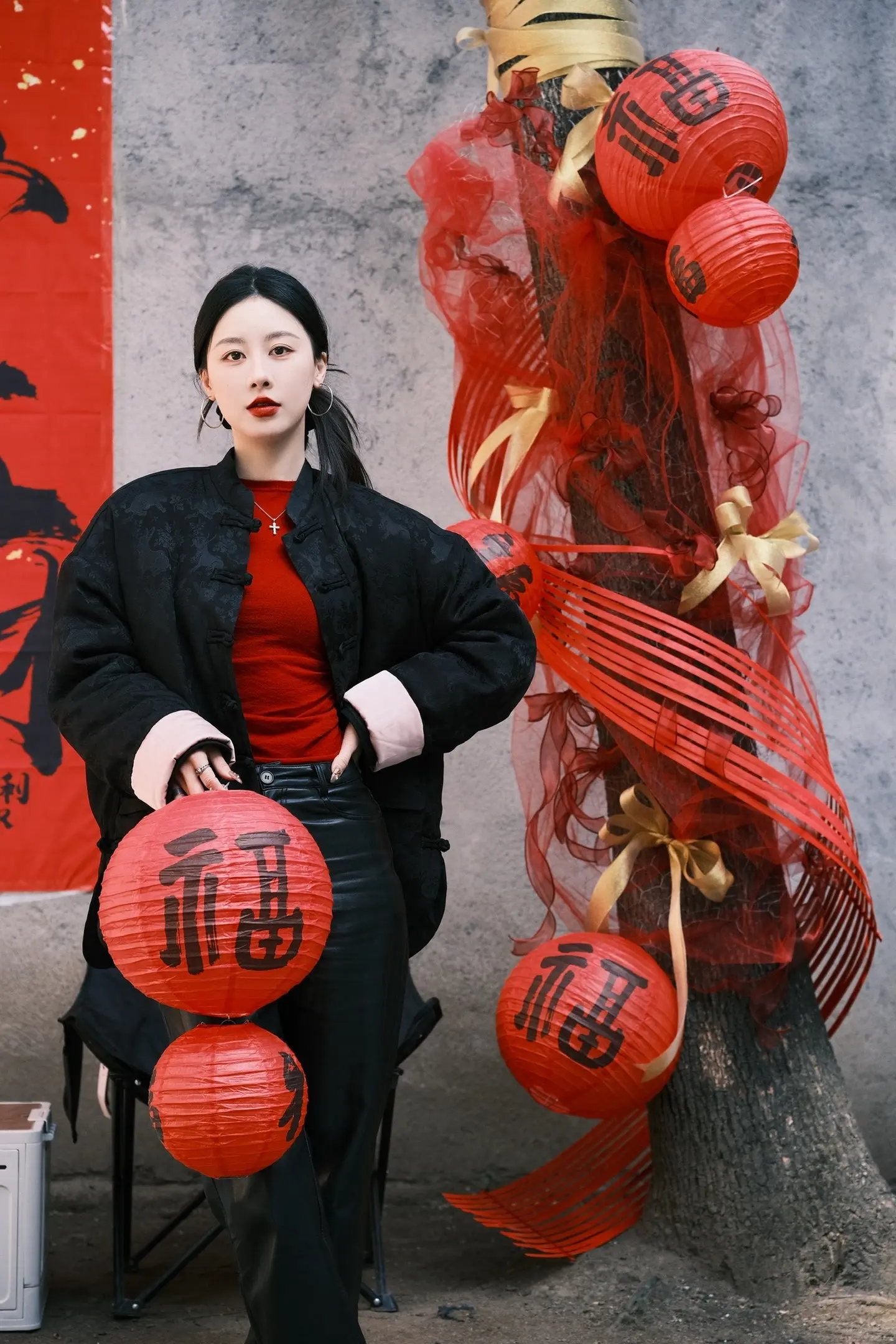蛟龙去，灵蛇来。 已已如意，生生不息。