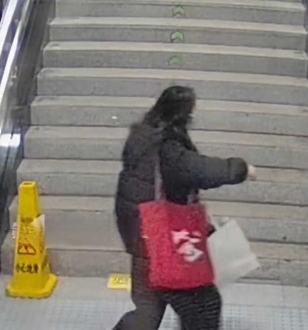 2026年3月26日，重庆轨道交通，一名工作人员在上班途中遇到了突发情况。

上