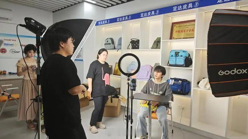东阳身边事 市商务局最新数据显示，2025年东阳跨境电商出口额达59亿元，而在2