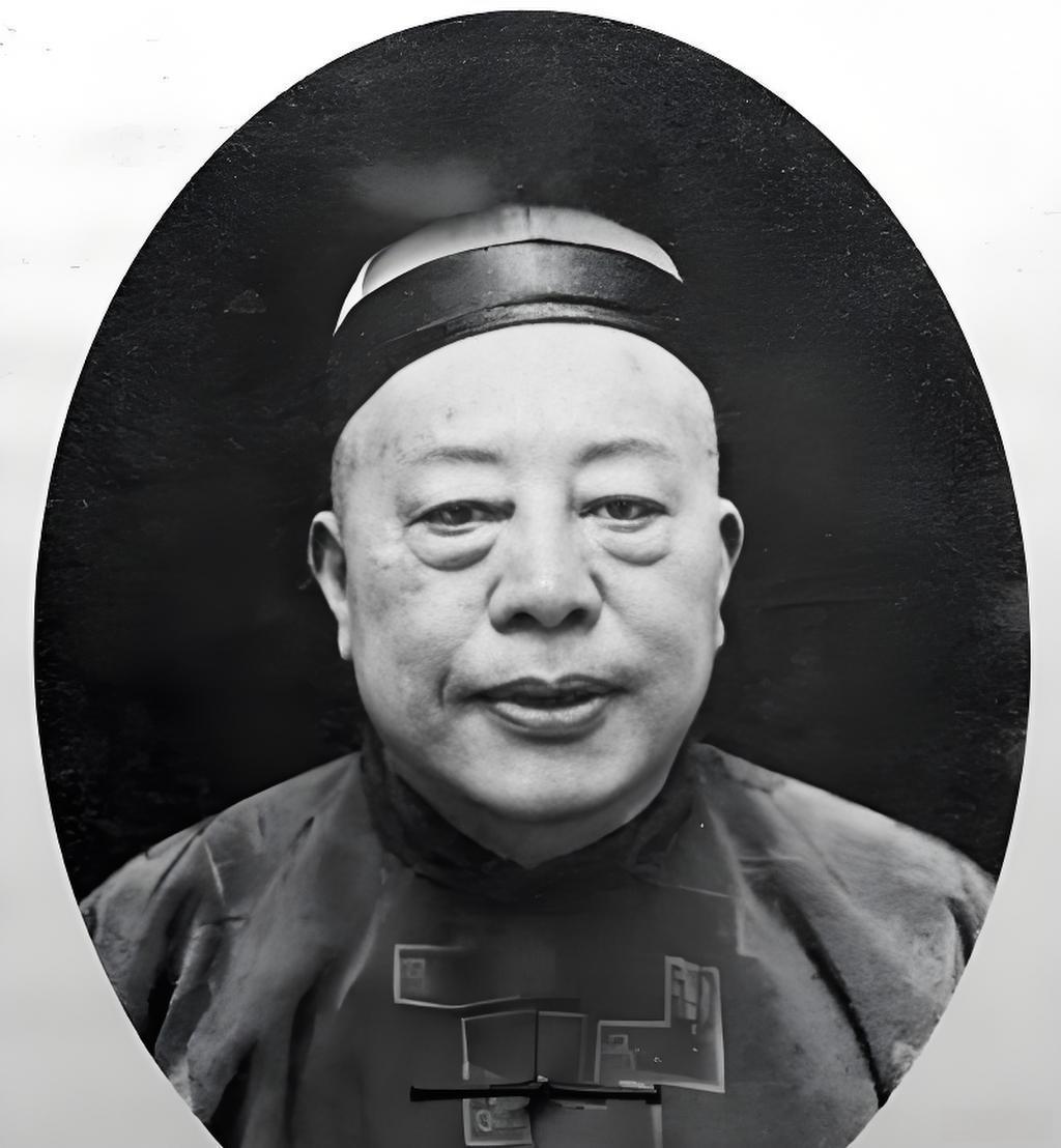 一天深夜，黄金荣的儿媳妇李志清偷偷跑进公公房间，李志清脱掉身上的衣服，小心翼翼的