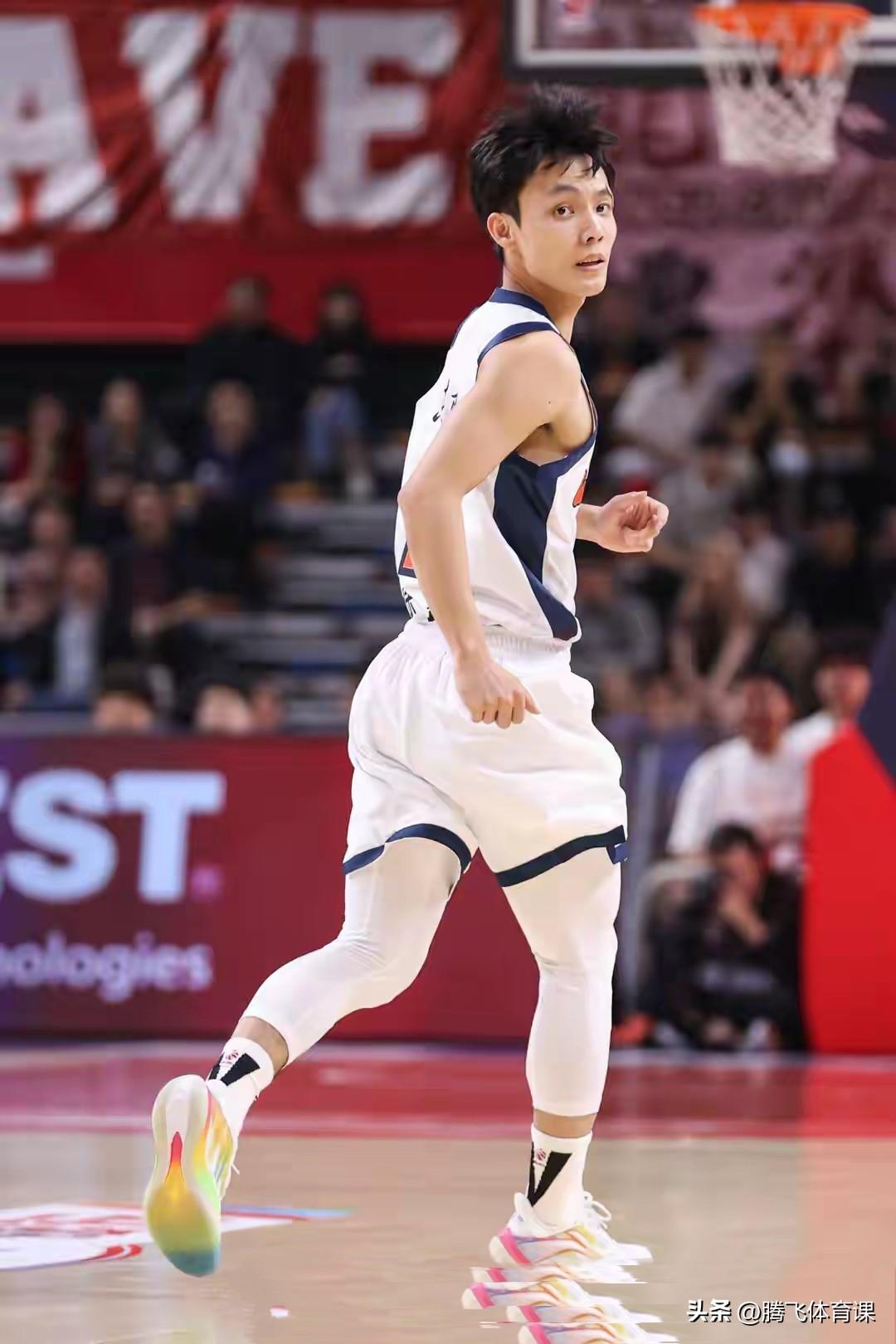 不出意外！广东队未来5年5大主力架构如下:

1.后卫--徐杰   26岁，身高