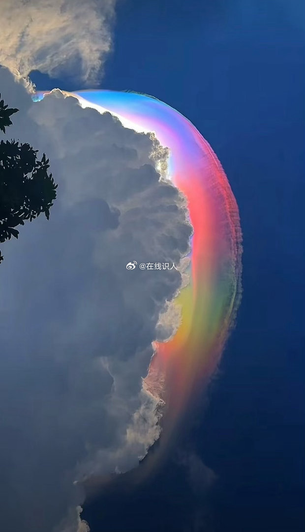遇到七彩祥云别划走，许愿真的很灵的！ 