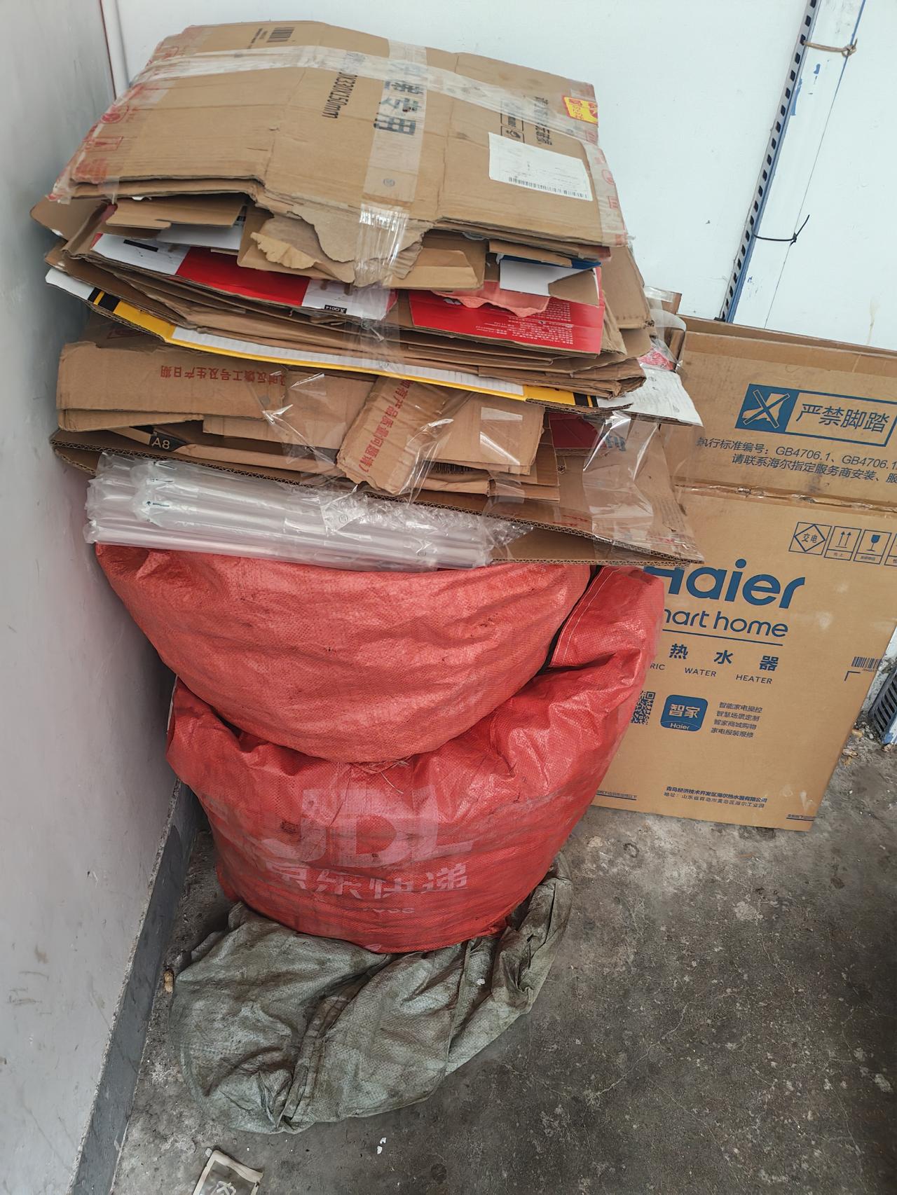 在废弃的垃圾堆里翻找未来
于锈铁管中听见风的告白
他们弯腰丈量大地时
所有被遗弃