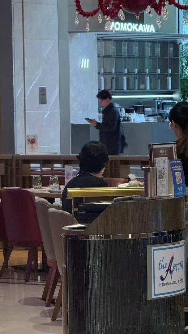 澳门偶遇金钟大一家吃饭 澳门偶遇金钟大一家四口 澳门偶遇金钟大一家吃饭，没想到会