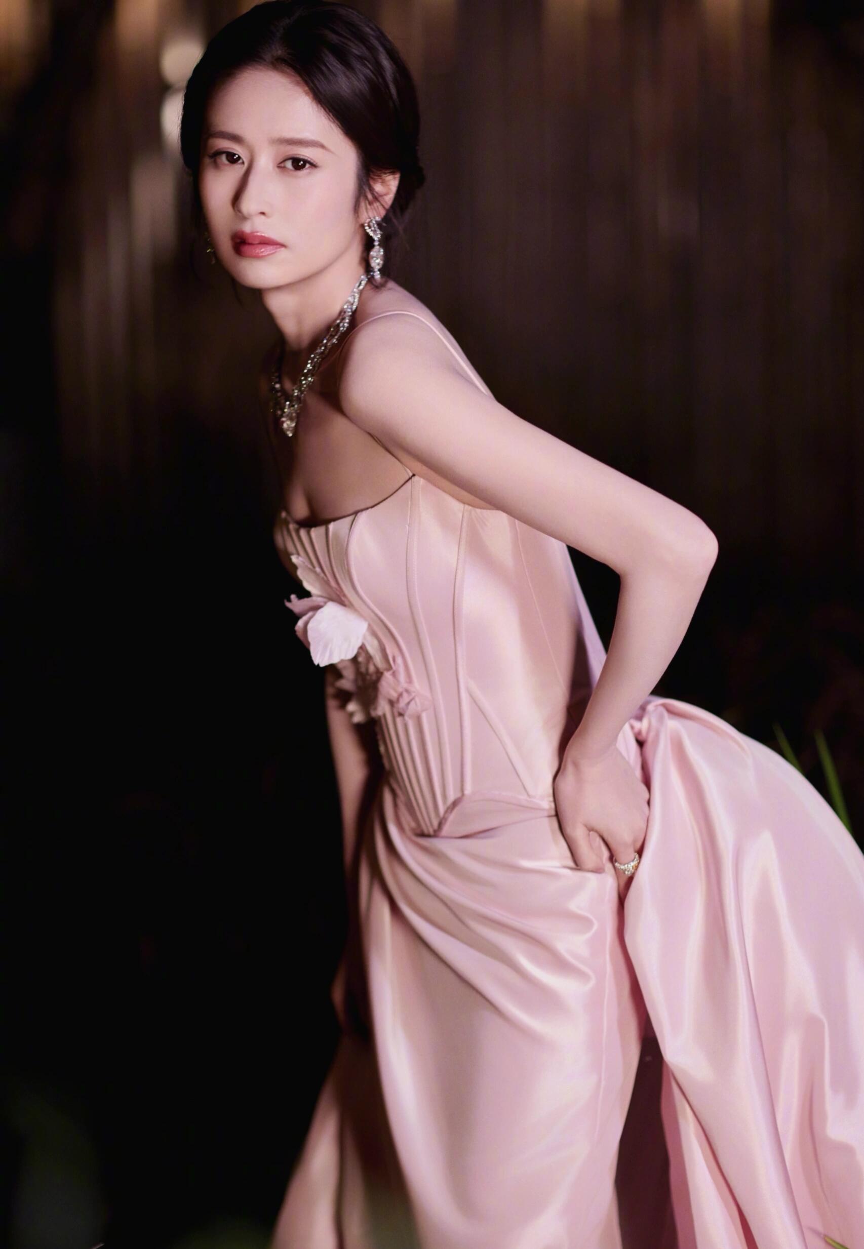 她的演技很适合演正剧里面的美女 