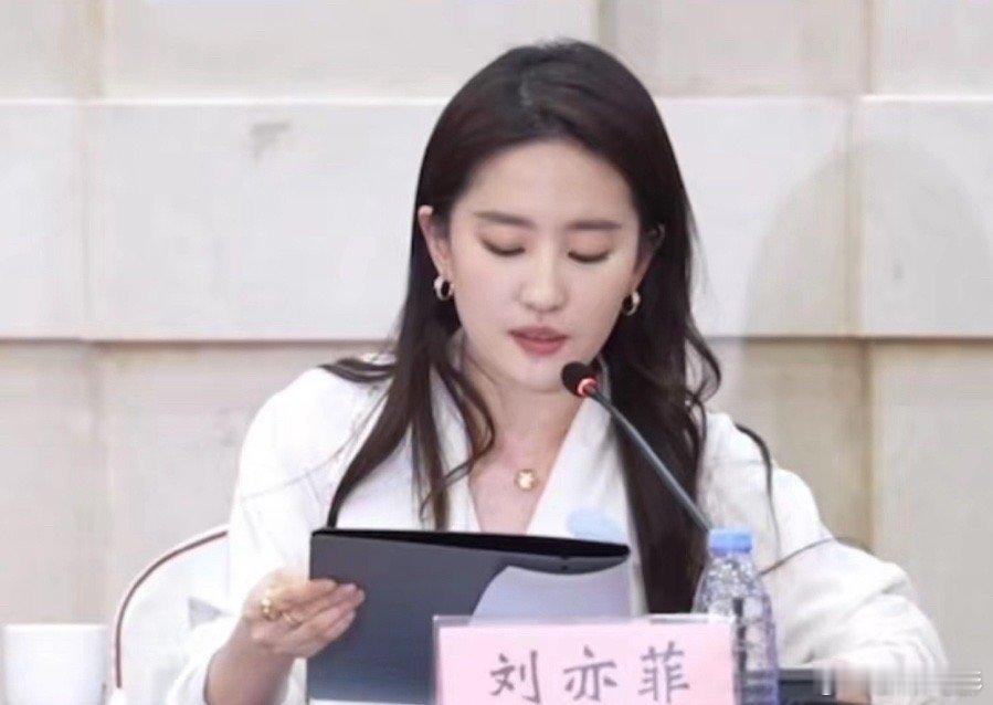 即便长痘，刘亦菲仍以专业化妆技巧呈现无瑕妆容，展现了真正的美丽自信。#刘亦菲下巴