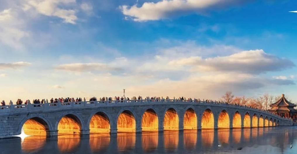 近日，北京颐和园十七孔桥再现“金光穿洞”奇观。这一现象仅在冬至前后的傍晚短暂出现