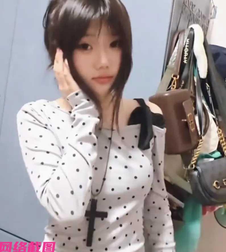 某女生秀出自己的样貌，发型的衬托觉得女生小巧的面庞甚是可爱，可当女生把头发撩起时