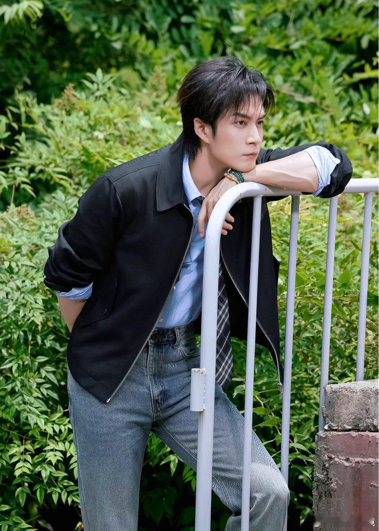 韩东君蹦极疑似手臂脱臼网传韩东君蹦极手臂脱臼 希望一切平安[泪] ​​​