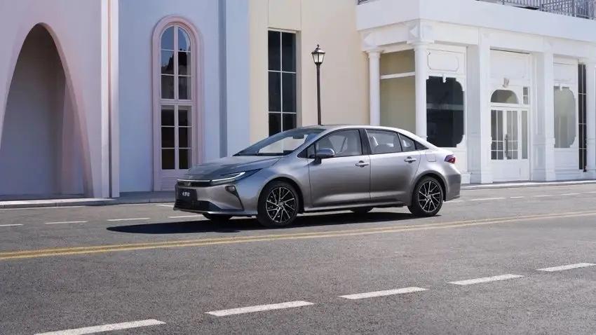 “我爸又换车了！”孩子说。
这是他换的第五辆车子了！

趁着过年，他终于把家里不