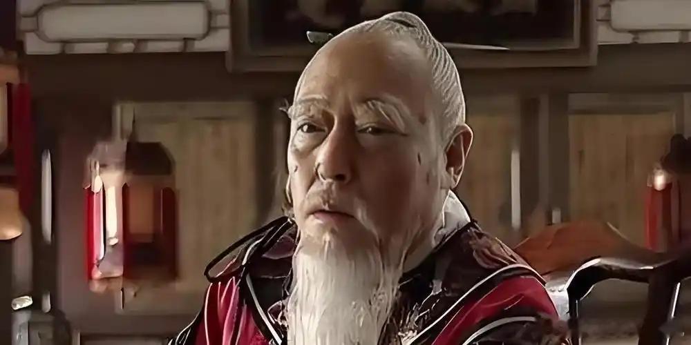 严嵩倒台那日，跪在徐阶跟前苦苦哀求，想留些钱给仆人当遣散费，遭拒后又拿出宝贝相赠