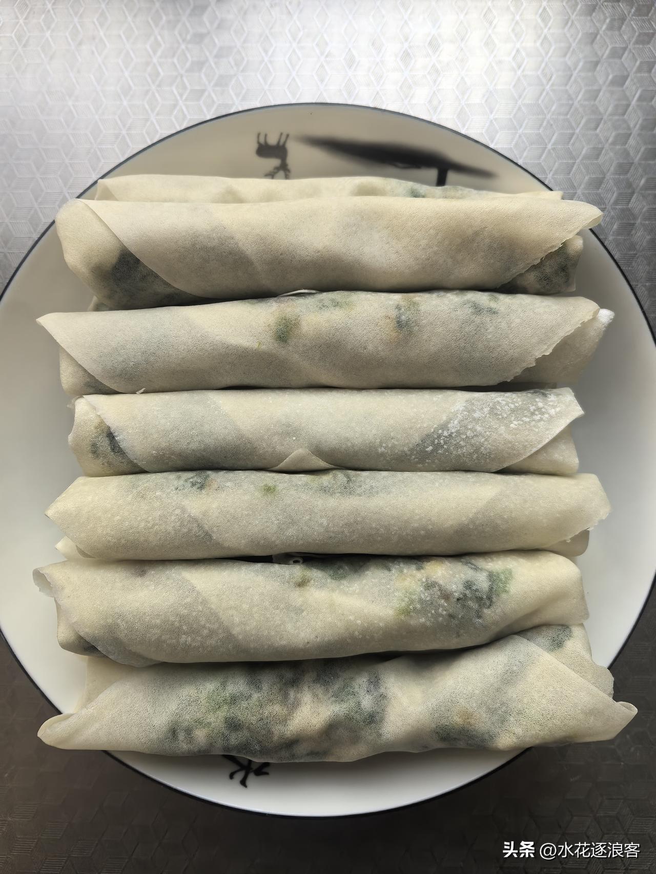 说起春卷，眼前便浮起那金黄酥脆的模样。前天包馄饨多下的馅，竟成全了一盘意外的春卷