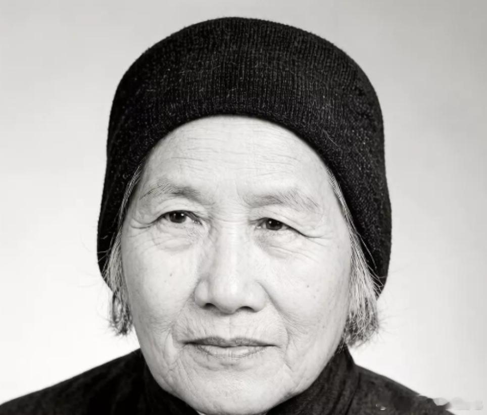 1926 年，湖南资兴县，一位 82 岁的老农妇蒋桂娘生命垂危。她指着院子里漆黑