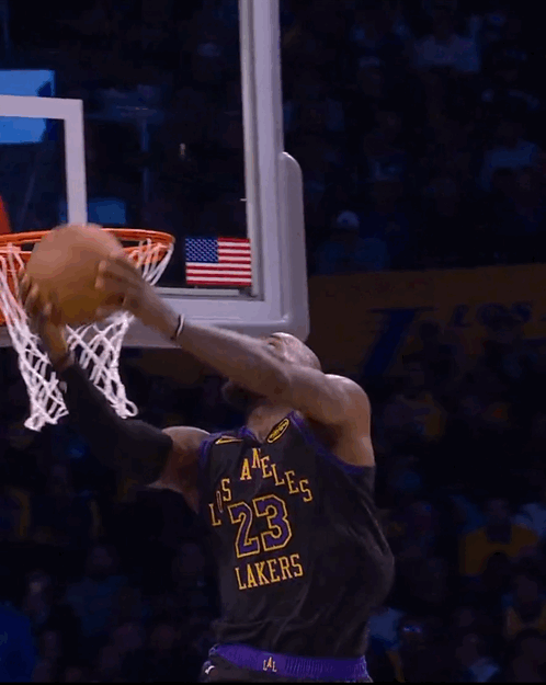 OMG！这老汉还能玩折叠背扣啊！本该回家带孙子了啊！
詹姆斯抢出身位要球，过掉杜