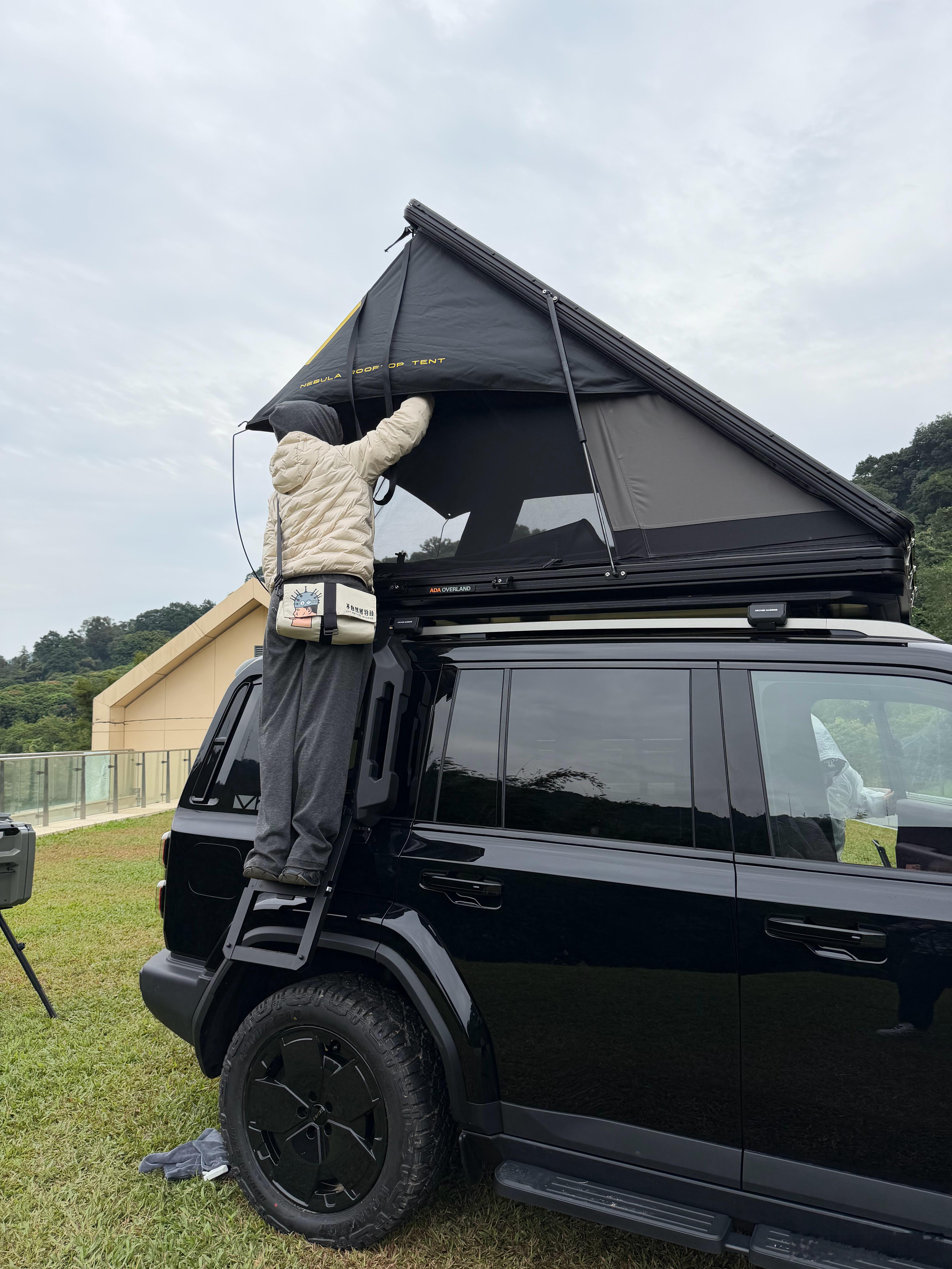 拍V27的时候其乐说这个车顶帐篷好看我和她说：不但好看，还自带空调她不信，我说你