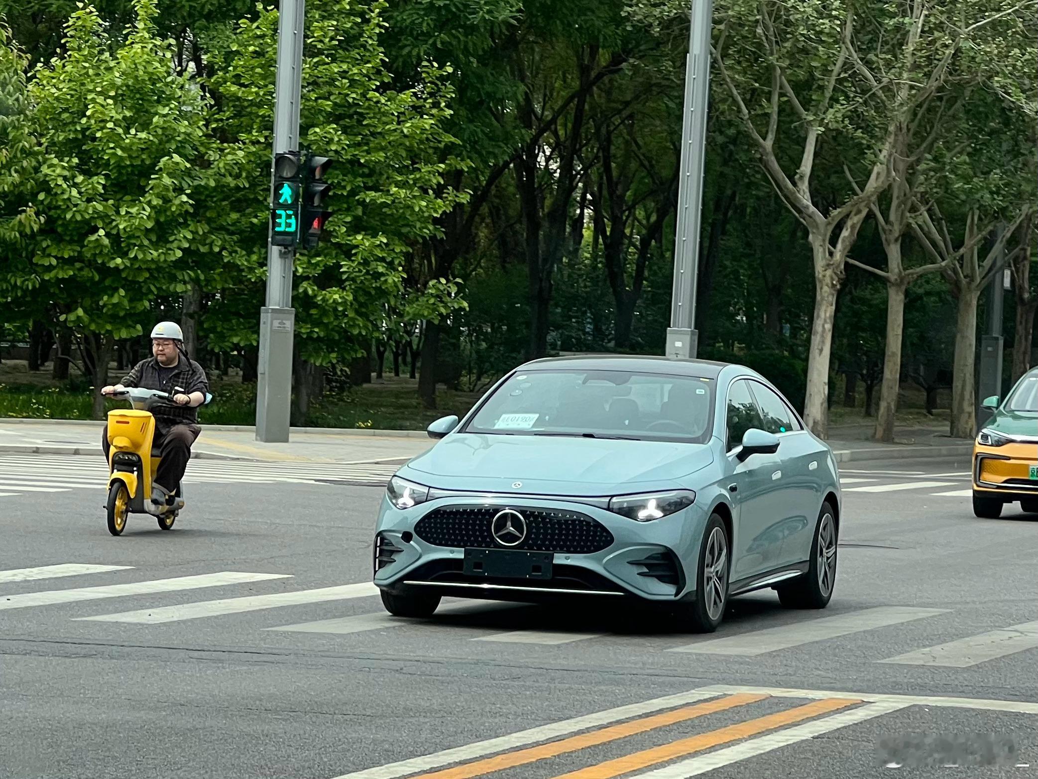 在工厂周围的好处就是能看到各种新车 热乎的  ​​​