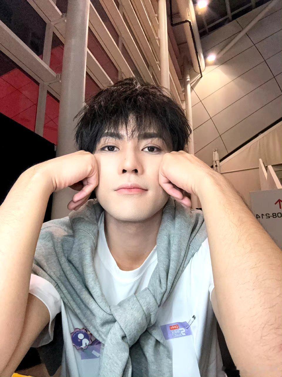 #李耕耘好帅的一张脸#李歪歪的脸真是没的说，毫无技术含量的怼脸自拍都这么帅[抱一