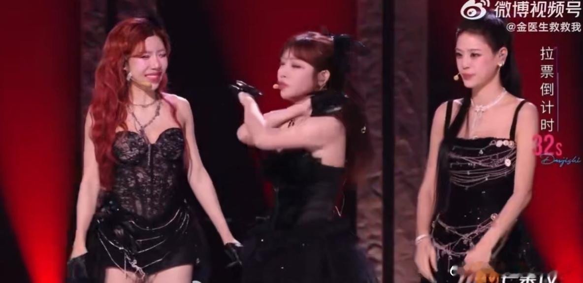 维妮娜显得谢娜好内向 维妮娜这精力真的没谁了！大艺术家拉票时，她刚高强度唱跳完，