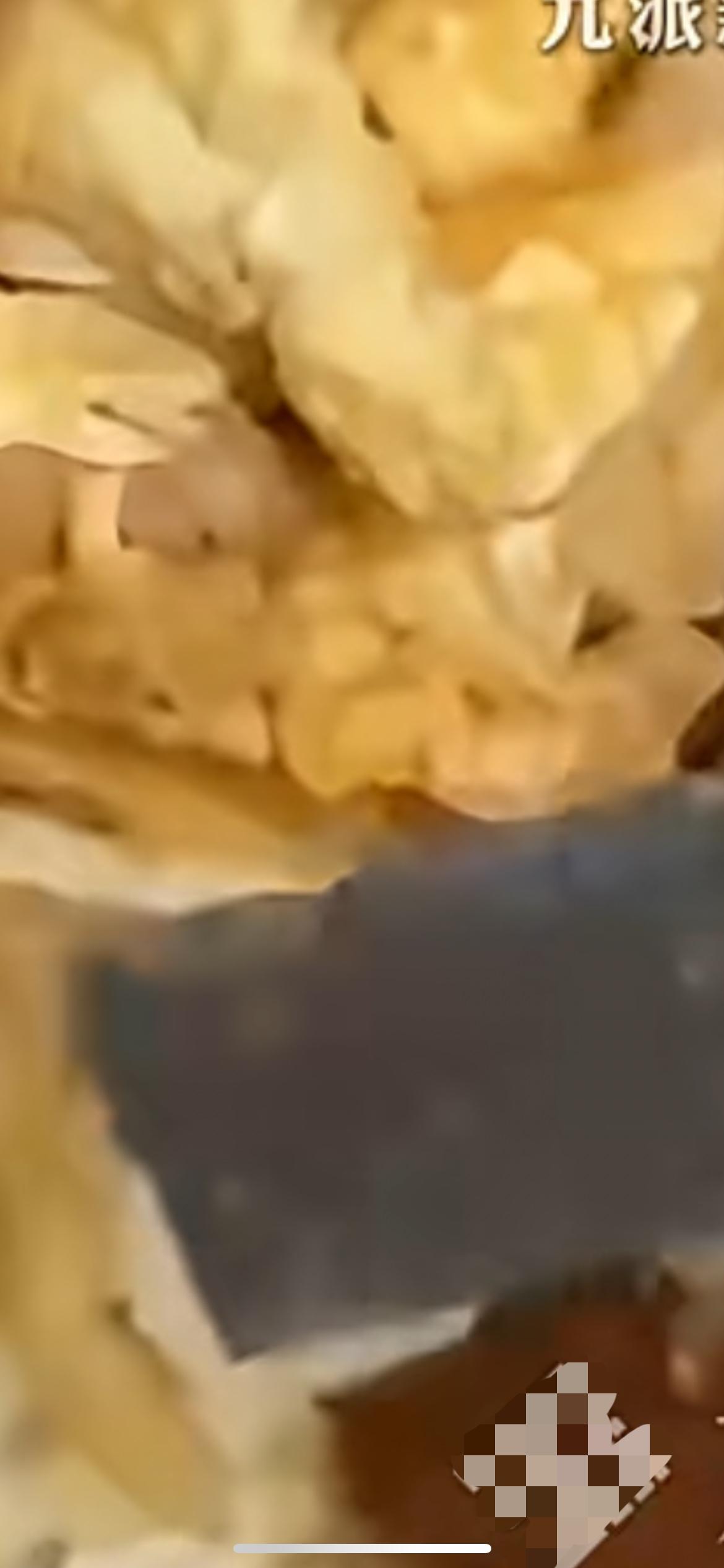 11月17日，广东广州，顾客回应外卖里吃出刀片 ：吃到嘴里立即吐了出来，嘴划破一