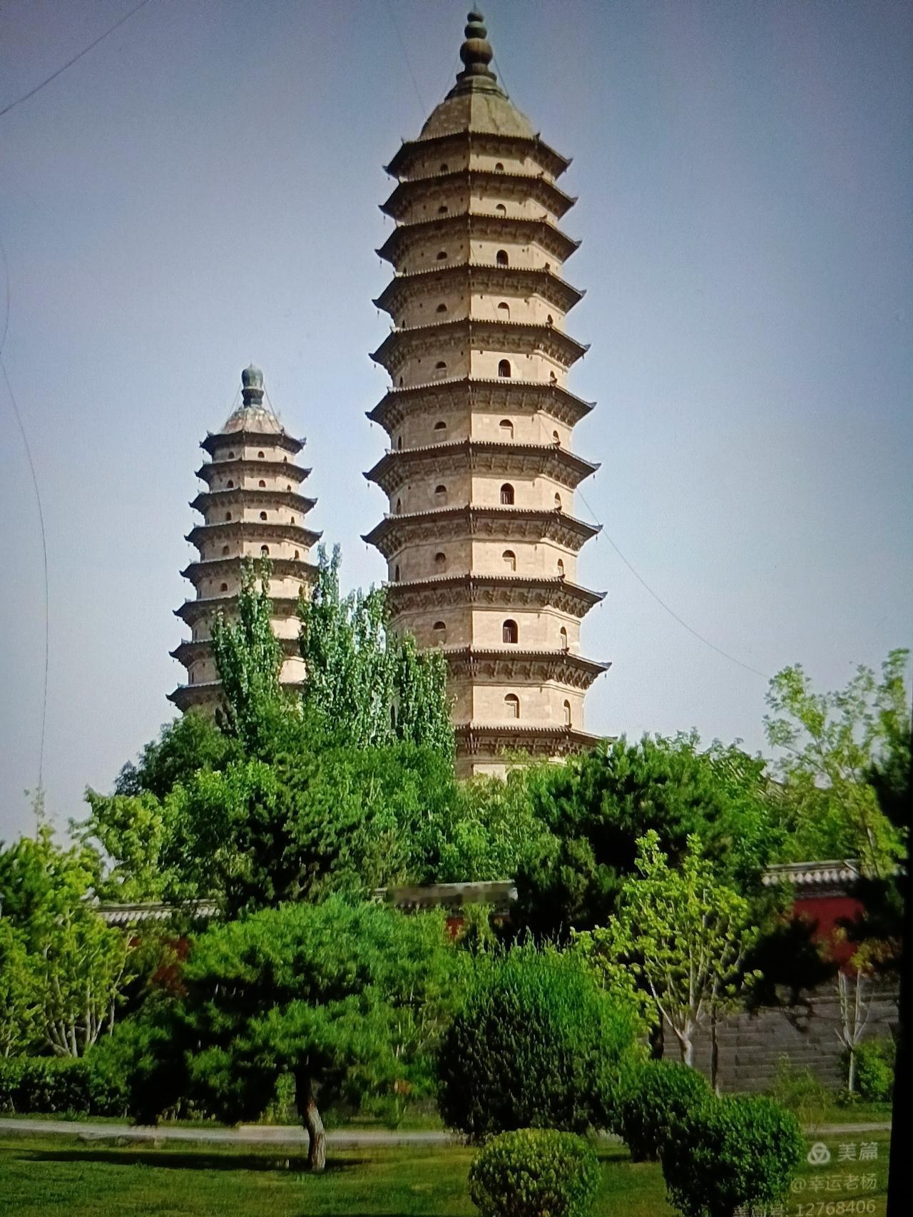 东面的叫文峰塔，是傅山先生祖父主持修健的，原本是风水塔，用来提振太原文运的。
西