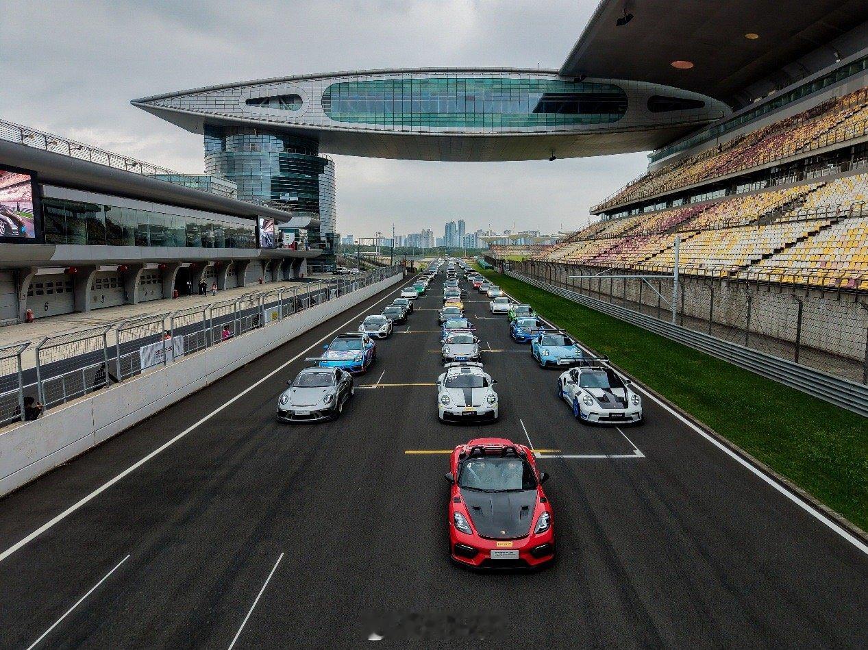 上周末在上海F1赛车场：跟保时捷运动杯和保时捷年度车聚度过了超快乐的两天[酷] 