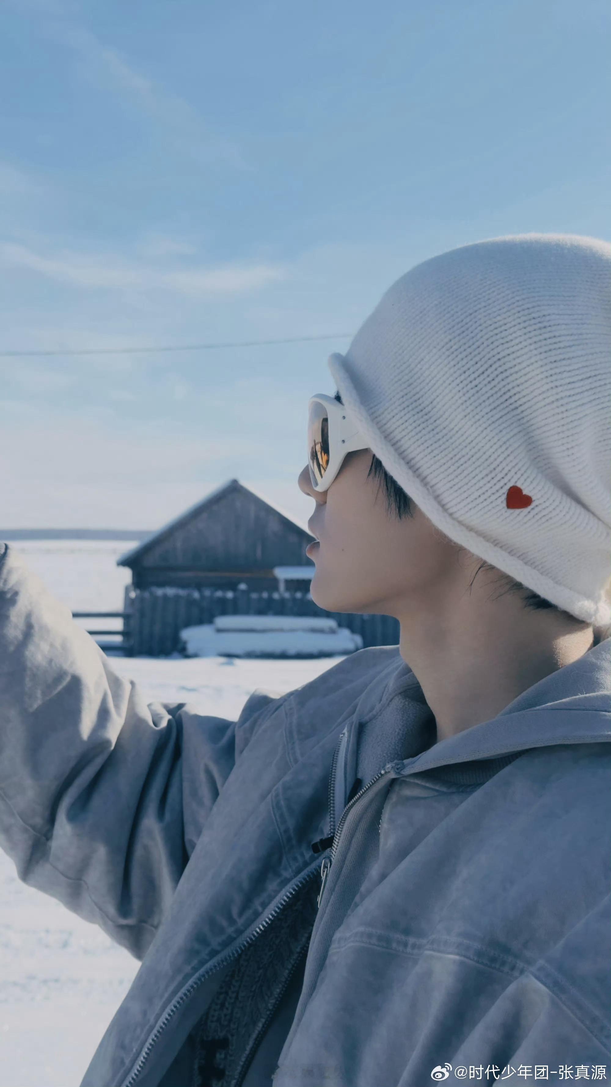 张真源十宫格俄罗斯明信片张真源晒俄罗斯雪景来自小张的十宫格俄罗斯明信片！风景和人