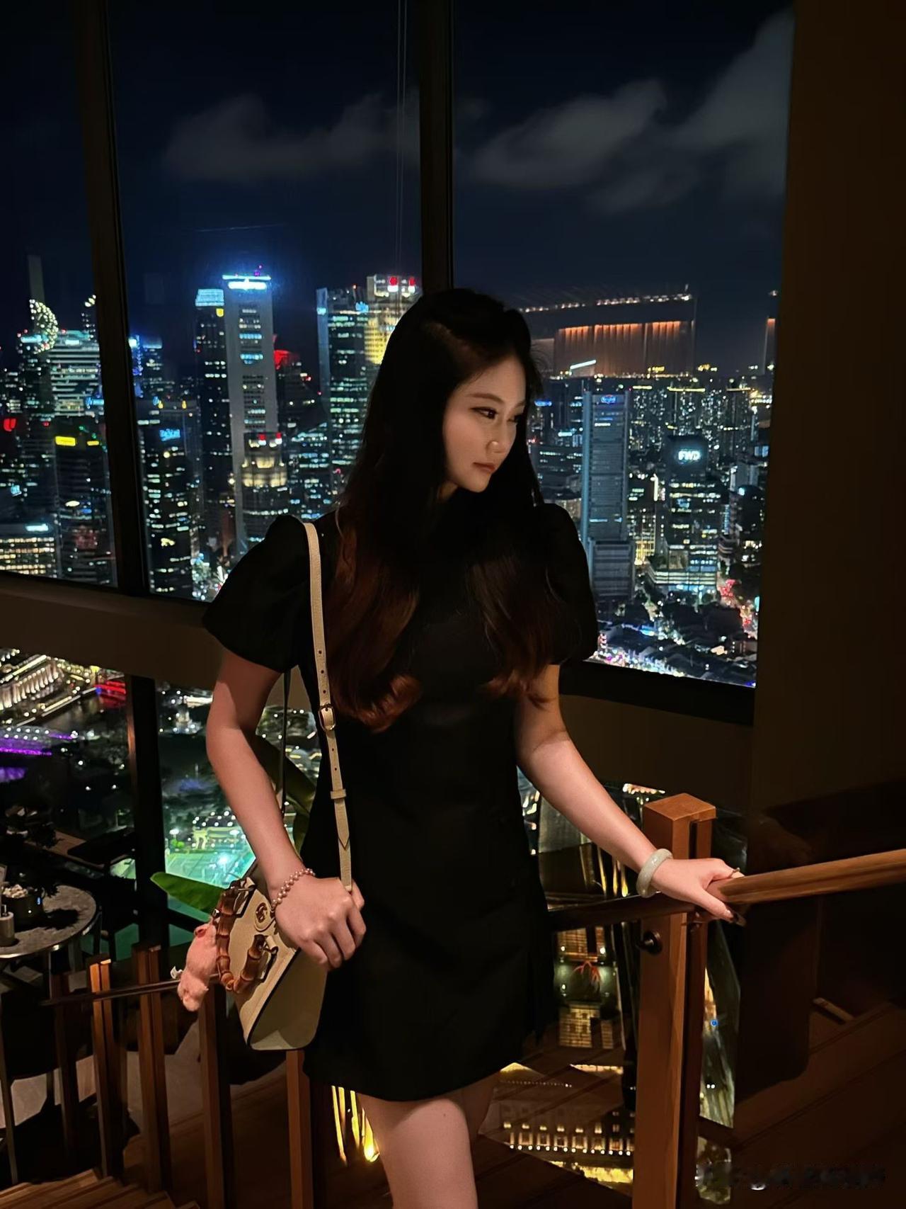 夜晚城市灯火璀璨，我站在窗前，感受都市的繁华与宁静友们,你们喜欢海边度假房吗? 