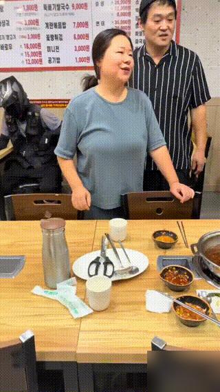 韩国花臂男在华人餐馆吃麻辣烫，已经就餐半小时，锅底、蘸料全都使用过。

我开海外