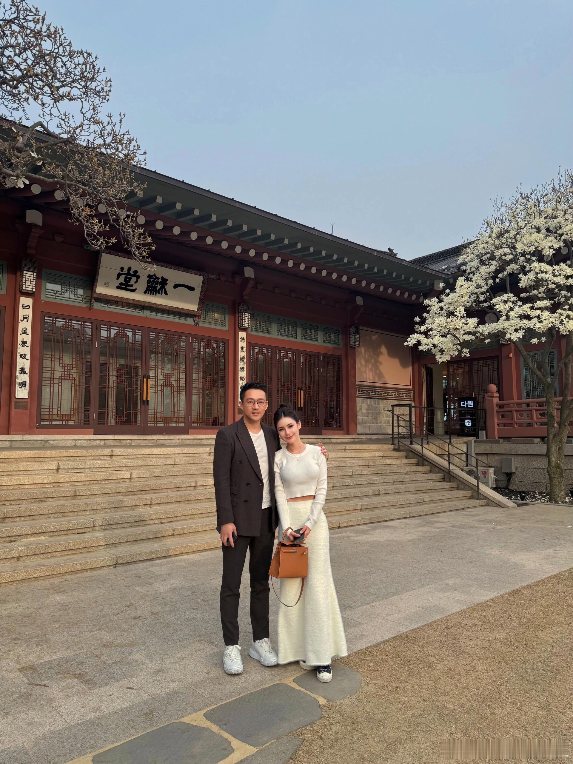 汪小菲晒与未婚妻合照，两人搂肩对视十分甜蜜，蛮有夫妻相的～ ​​​