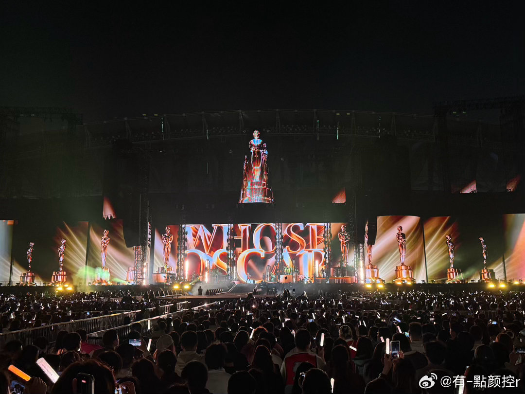 陶喆给自己颁了26个奥斯卡奖 陶喆巡演一开场就整了26个奥斯卡，把百米舞台塞得满