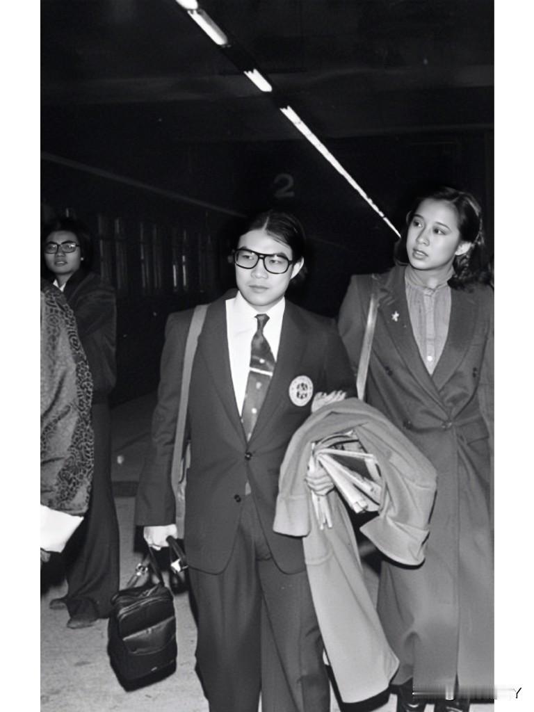这张照片展现出了霍震霆与妻子朱玲玲1979年在红磡火车总站的情景，霍震霆当时33