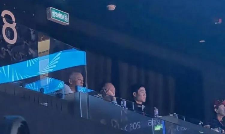 11月16日乒协主席王励勤，在全运会现场观看乒乓球男单决赛樊振东一林诗栋，他怎么