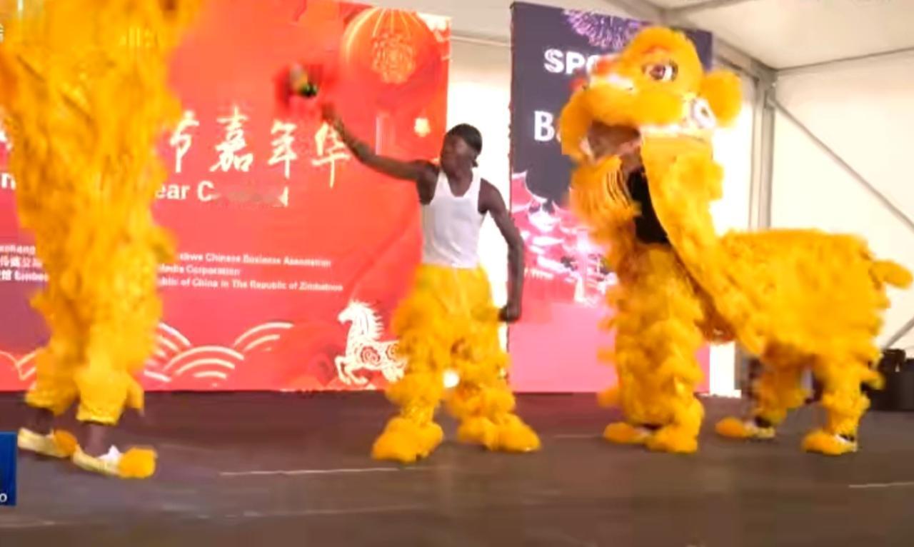 年味飘洋过海！津巴布韦的春节嘉年华好热闹，当地友人舞起金狮、身着中国民族服饰走秀