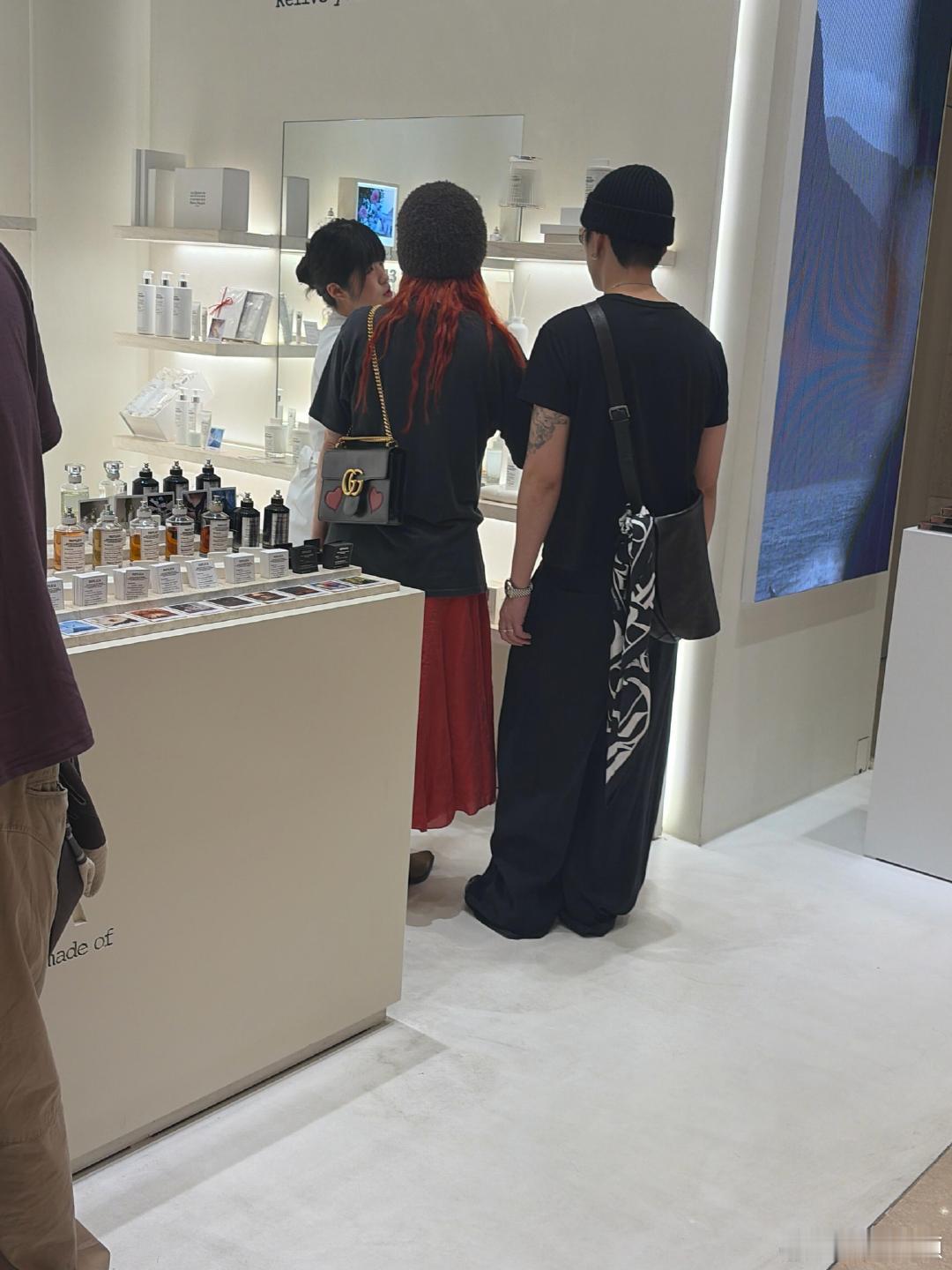 偶遇泫雅逛街逛街私底下的状态也太松弛了吧，戴个黑帽子跟在旁边的龙俊亨，这生活气息
