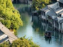 从杭州或上海乘高铁至桐乡站，转乘公交1小时内即可抵达乌镇。这座拥有1300年建镇