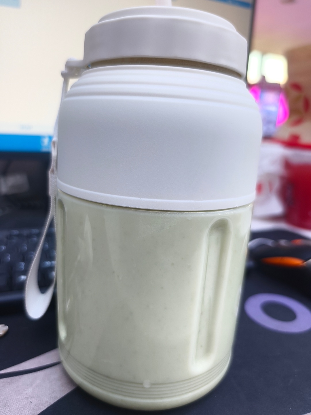 自己做的牛油果奶昔家人们觉得我今天能喝完吗
