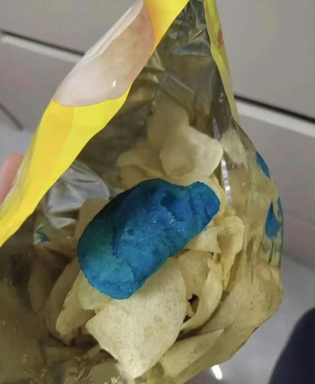 乐事 蓝色薯片堂堂大品牌薯片吃出整片蓝色异物，拿一箱零食补偿就想草草了事？消费者