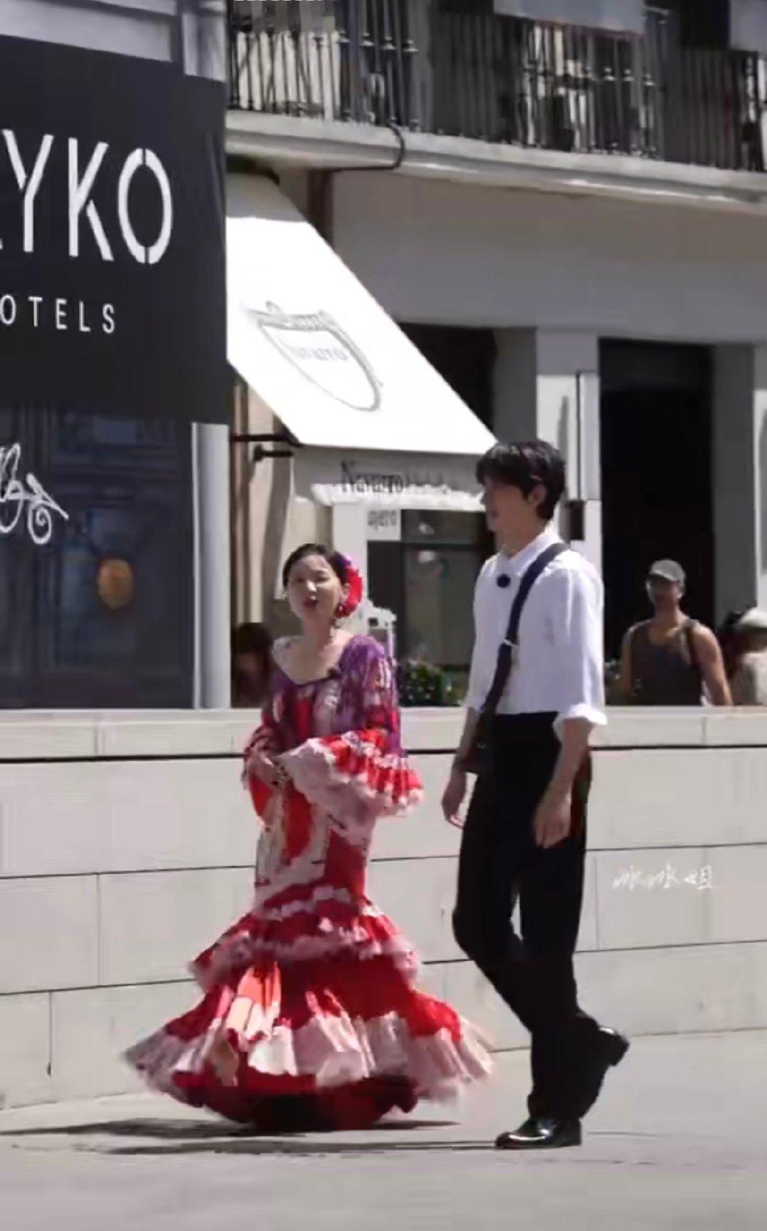 谁给金靖林一递个豪门姐弟的本子 盘发配蛋糕裙是姐姐的精致，白衬衫搭皮鞋是弟弟的清
