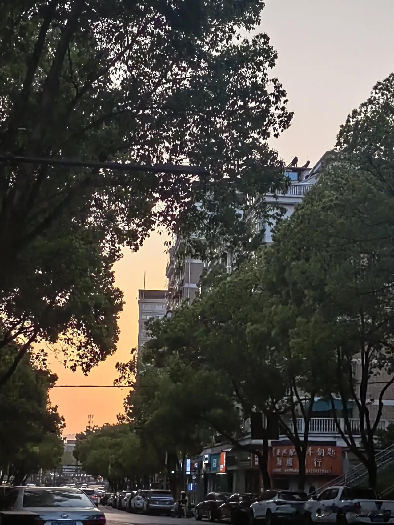 今天下班后买晚饭，和一位老板娘聊了几句。
老板娘在说，我在听。
守店，开店，经营