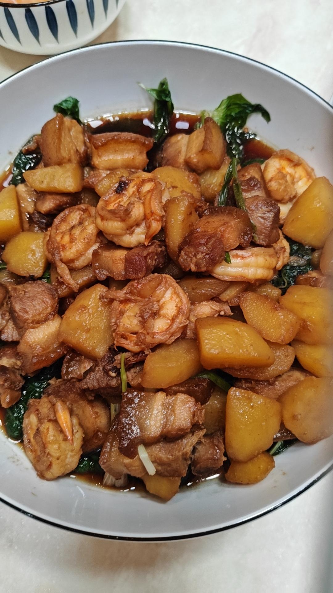 先说红烧肉，选 500 克带皮五花肉，切成方块冷水下锅，加姜片和料酒焯水去腥。锅