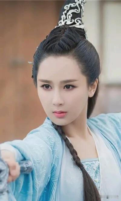 还记得当年杨紫因为陆雪琪被黑的很惨。如今回看仍旧不明白是为什么黑，明明很美啊！武