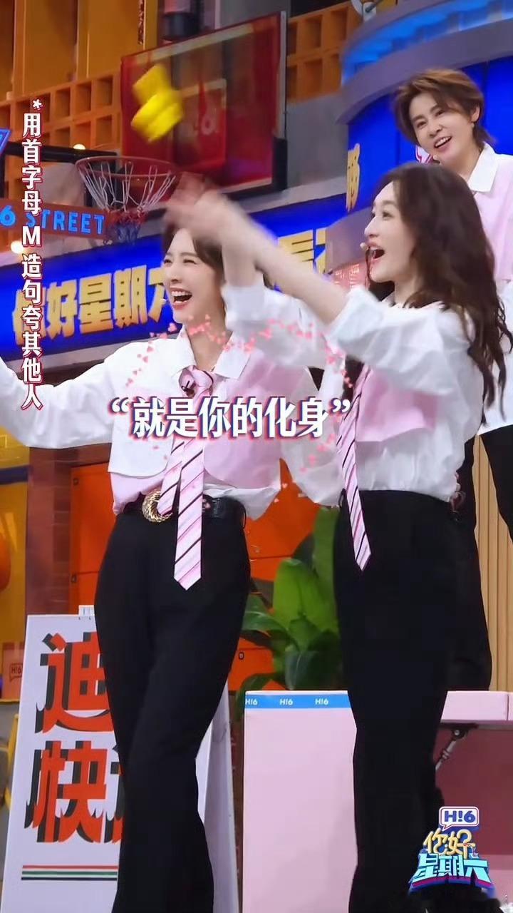 王濛看李小冉和唐艺昕的眼神也太宠溺了吧，三位友谊长存啊 