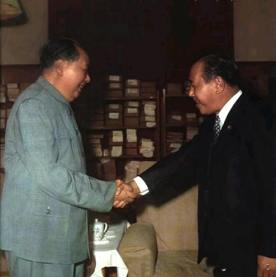 1972年毛泽东主席和日本内阁总理大臣田中角荣握手。