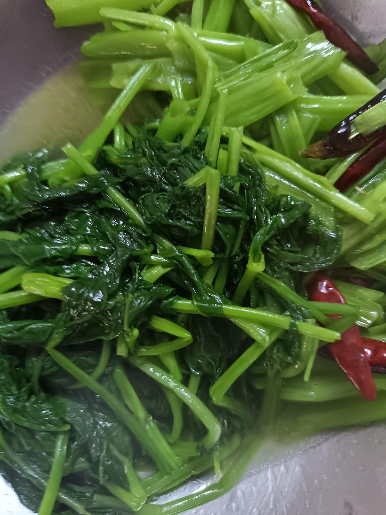 今日美食记录在超市买了把空心菜，分两次炒的，先把菜梗用肉油加干辣椒一起炒，菜叶就