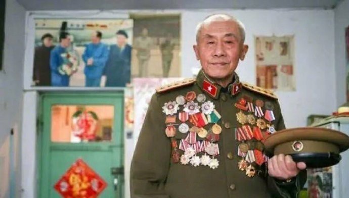 他叫肖万世，一辈子战功显赫，荣立过10个一等功，12个二等功，还荣获过56枚勋章